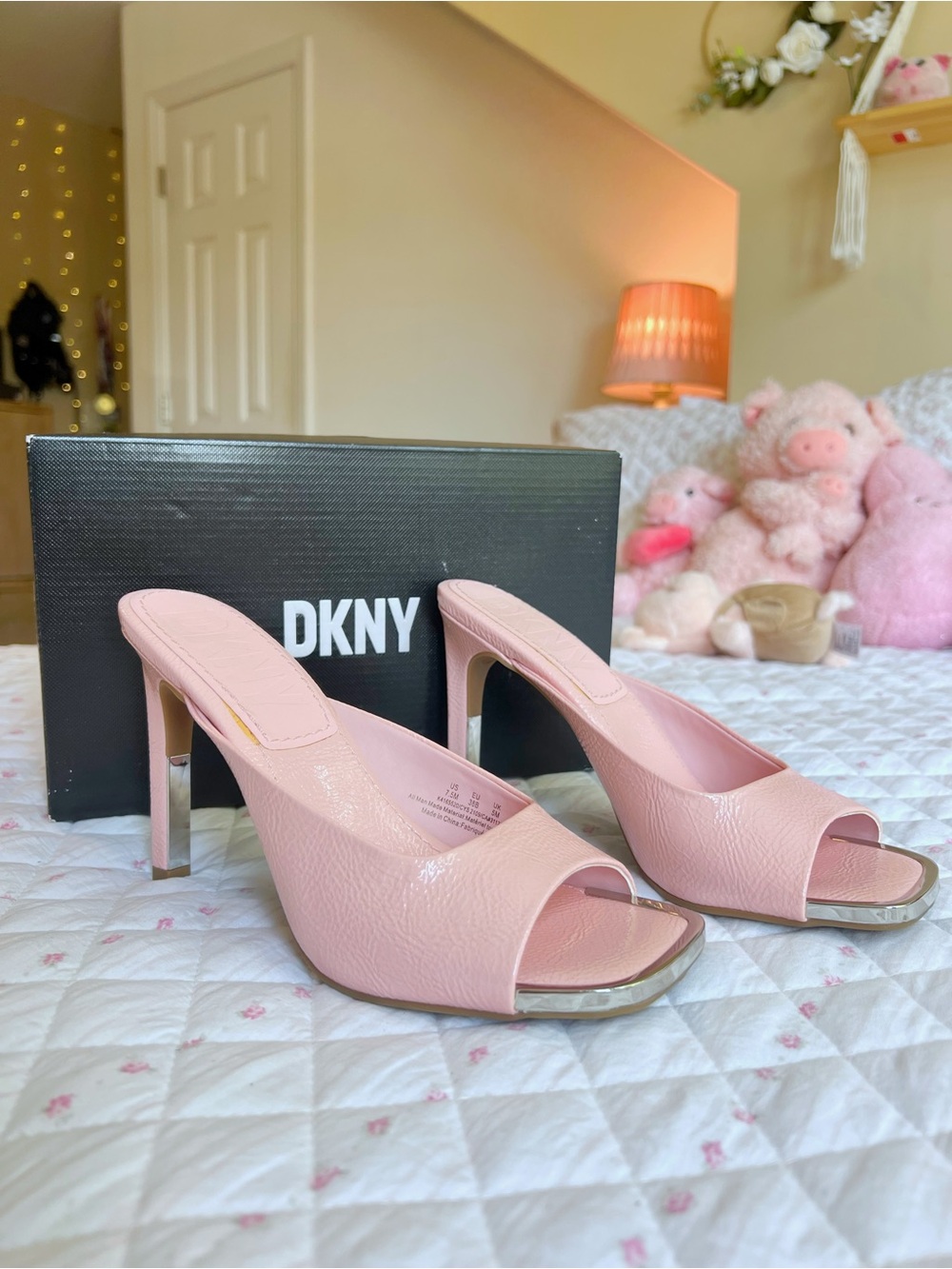 NIB DKNY Anya Sandal Rosewater Patent Peep Toe Stiletto Kitten Heels Y2K 7.5